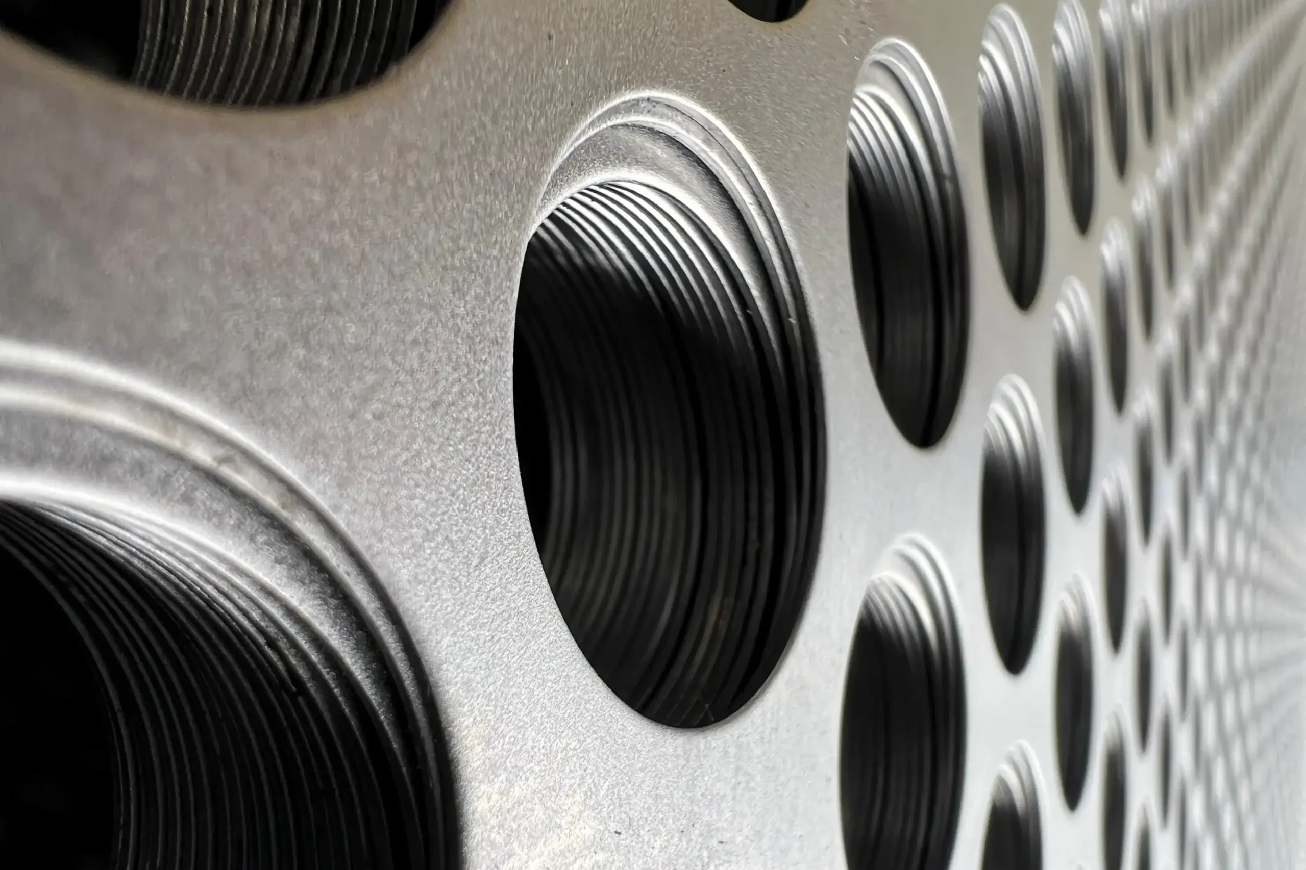 LAMINA-PERFORADA-BARRENO-REDONDO-scaled-2559x1706