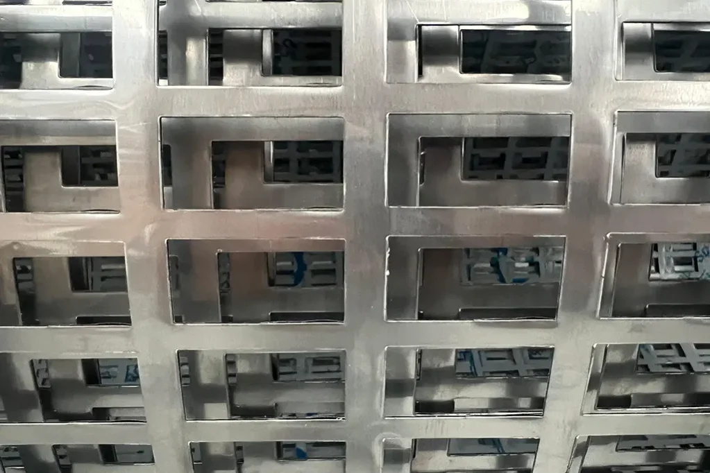 LAMINA-PERFORADA-CUADRADA-ACERO-1023x682